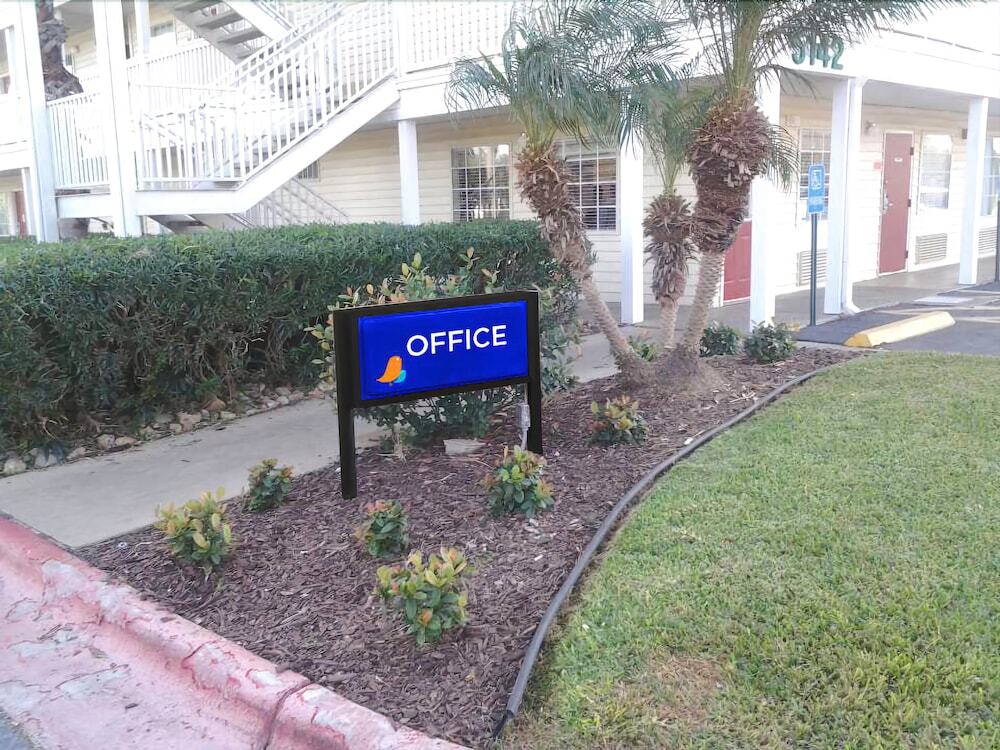 Intown Suites Extended Stay Select Corpus Christi Tx Экстерьер фото